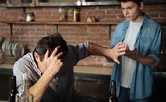 Mutter oder Vater trinkt viel Alkohol